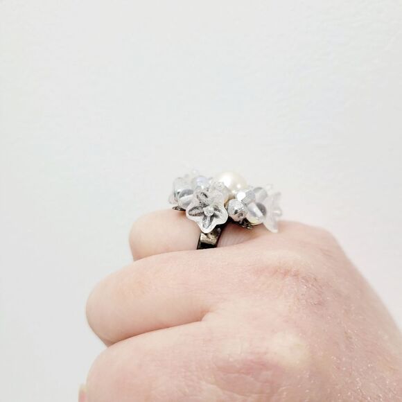 3/$20 Vintage White Pearl Flower Adjustable Ring - Picture 4 of 7